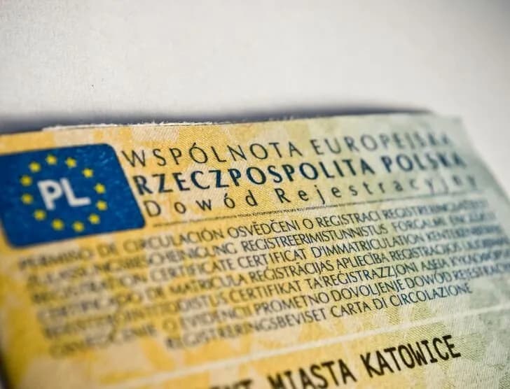 Ile naprawdę kosztuje rejestracja nowego samochodu? Sprawdź wszystkie opłaty!