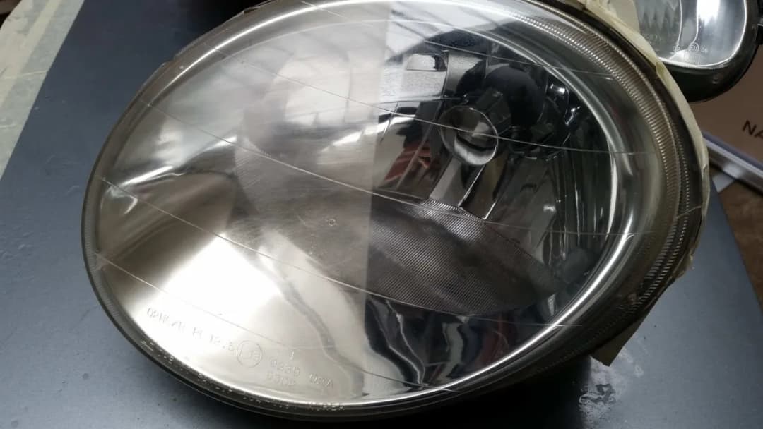 Przywróć blask! Oto 5 trików jak wypolerować lampy samochodowe