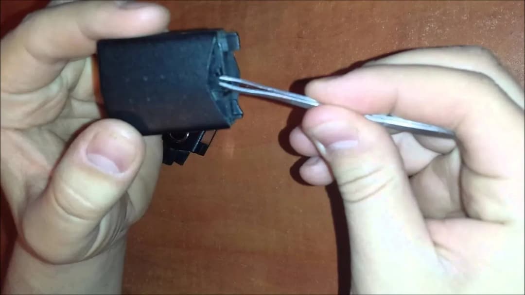 Jak samodzielnie wymienić baterię w kluczyku Mazdy 6 - prosty poradnik krok po kroku