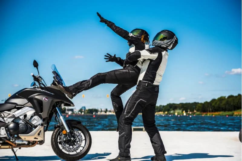 Które ochraniacze na motocykl naprawdę chronią? Test 7 modeli