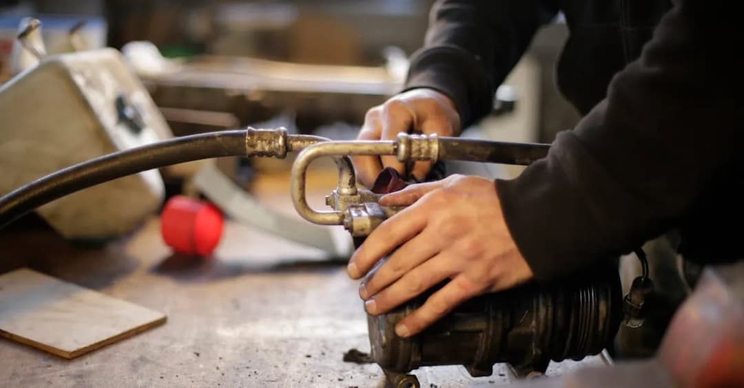 9 ukrytych tajemnic kryjących się pod maską Twojego samochodu!