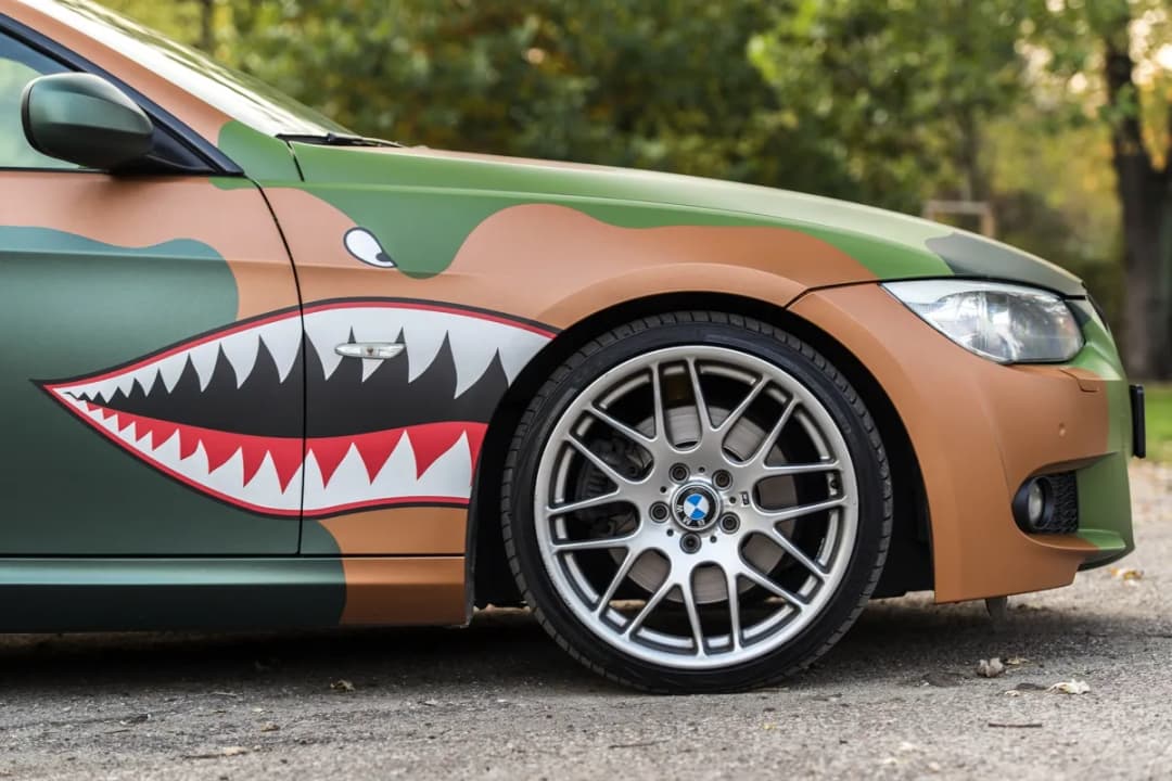 Ile kosztuje oklejanie samochodów? Poznaj ceny i ukryte koszty