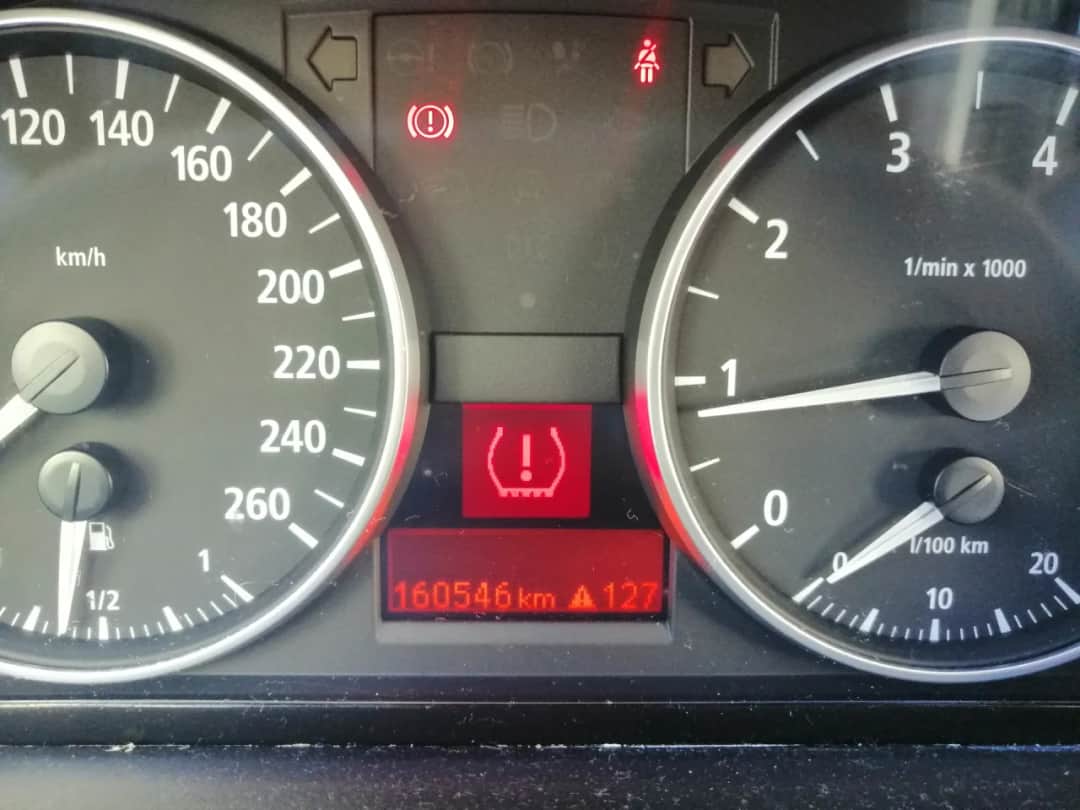 Jak usunąć błąd ciśnienia opon w BMW E87 i uniknąć problemów