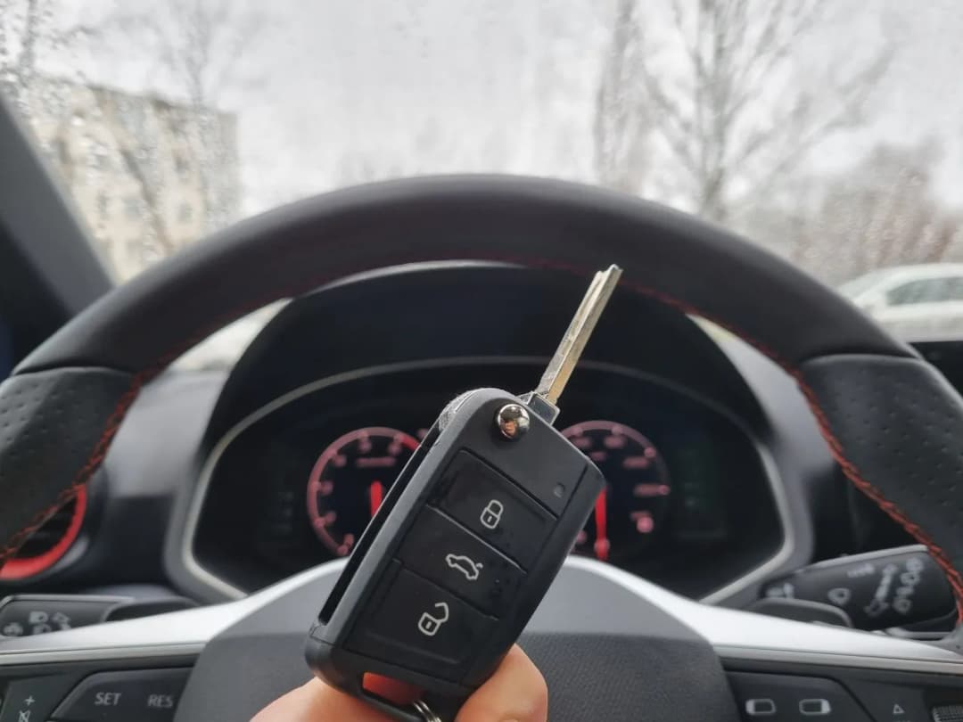 Jak bezpiecznie wymienić baterię w kluczyku Audi - prosty przewodnik krok po kroku