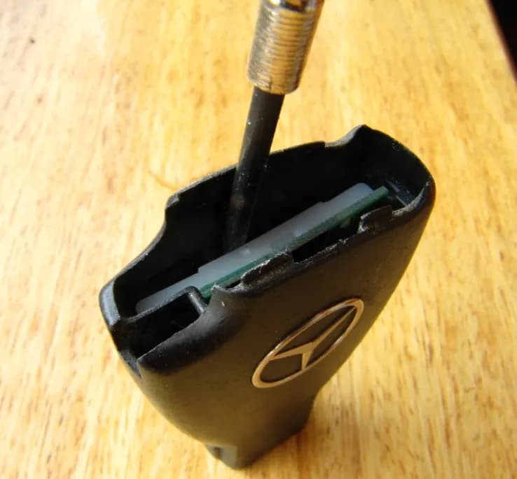 Jak rozebrać kluczyk Mercedes W203: wymiana baterii krok po kroku