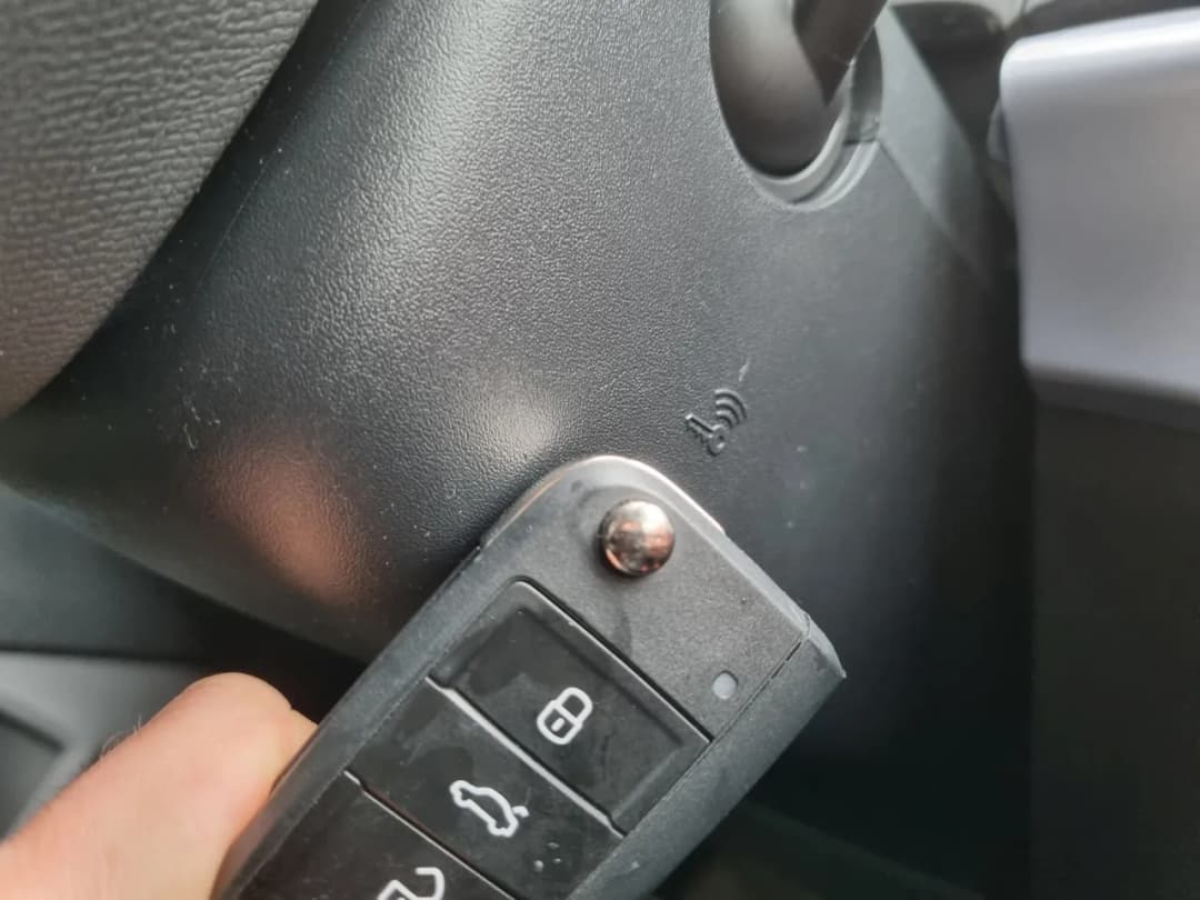 Jak odpali samochód bez baterii w kluczyku? Przewodnik krok po kroku po awaryjnym uruchomieniu auta